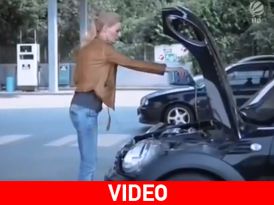 Πως αλλάζει μία γυναίκα λάδια στο αυτοκίνητο…